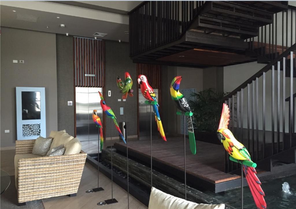 Ghl Hotel มอนเตริอา ภายนอก รูปภาพ Parrots at the lobby
